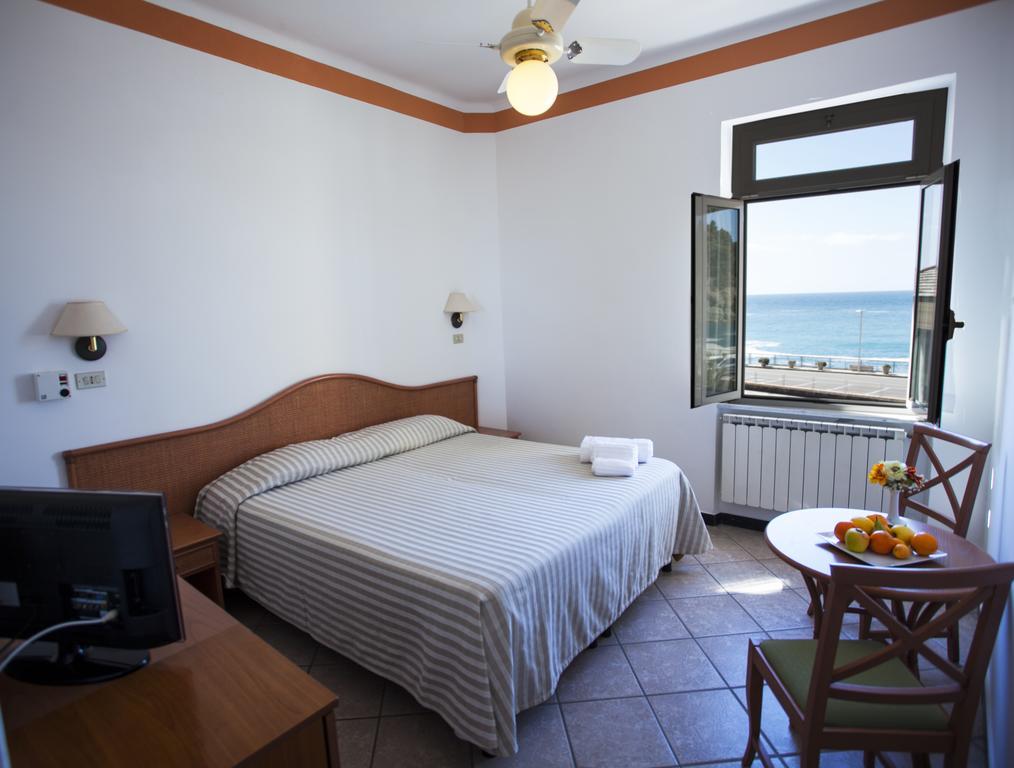 Camera Deluxe Matrimoniale/Doppia con Letti Singoli con Vista Mare